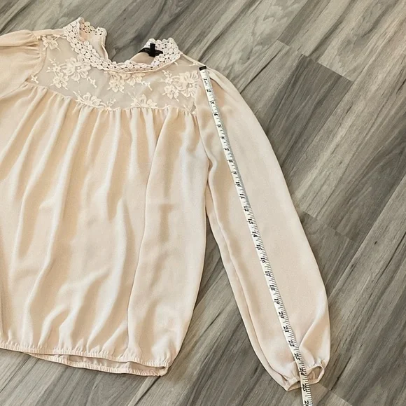 BCBGMaxAzria Cream Floral Lace Blouse Size M Excellent Condition - Picture 9 of 9